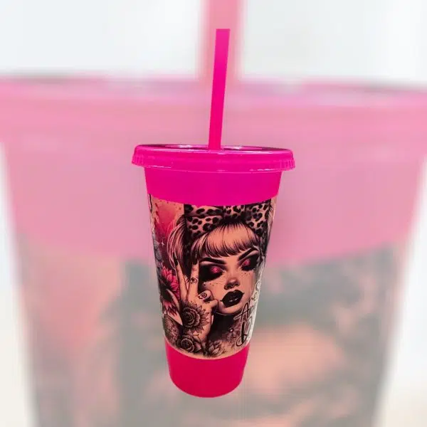 becher-pink-frau-tattowiert